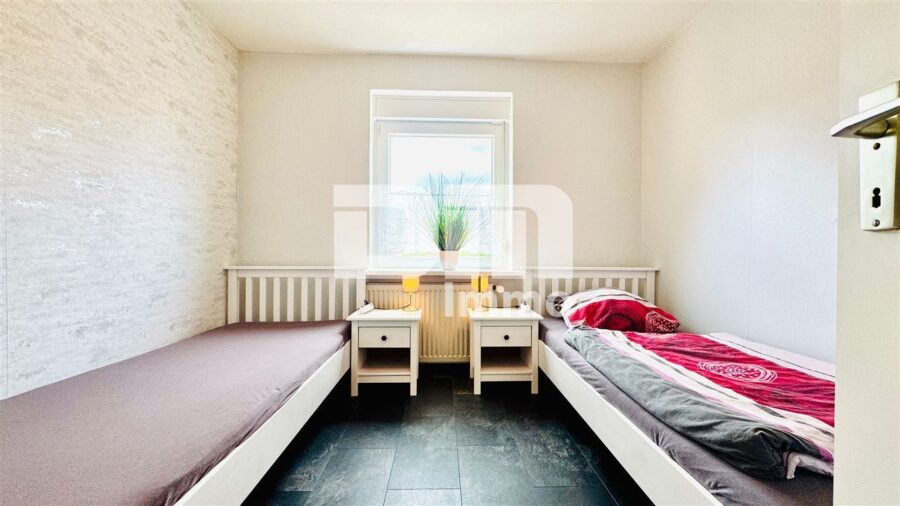 Vielseitiges Immobilien-Ensemble mit 2 modernisierten Haushälften + Carport und Garten/Terrasse - Haus 2 OG Schlafzimmer Kind 1